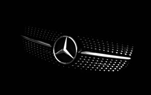 Dunkles Bild von einem modernen Mercedes Diamant-Kühlergrill