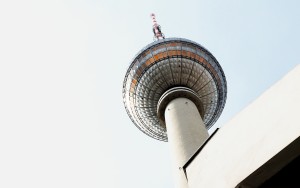 Foto des Berliner Fernsehturms von unten