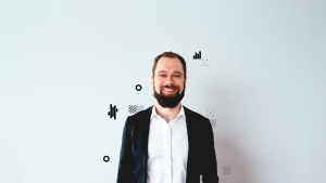 Portrait eines Mannes vor neutralem, hellblauen Hintergrund