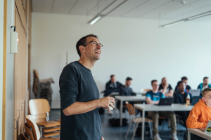 Daniel Weisser, CTO Exxeta in der Vorlesung, lächelt.