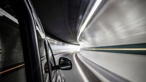 Ein fahrendes Auto durchquert einen Tunnel.